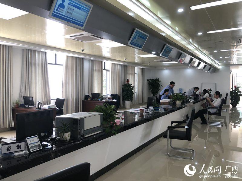  银行的排队叫号机是由哪些组成的？